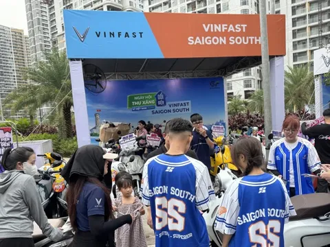 Cuối tuần nhộn nhịp đổi xe xăng sang xe điện