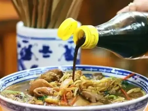 Người đàn ông ăn gì cũng cho giấm, 6 tháng sau đi khám, bác sĩ ngay lập tức hỏi: "Ông đã làm gì?"