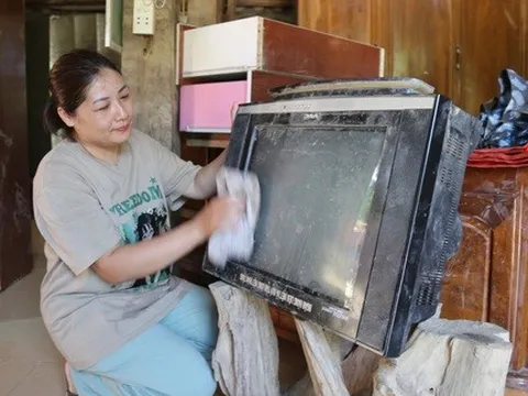 "Mọi người đứng nói chuyện nhé, nhà em không còn bàn ghế đâu, lũ cuốn hết rồi..."
