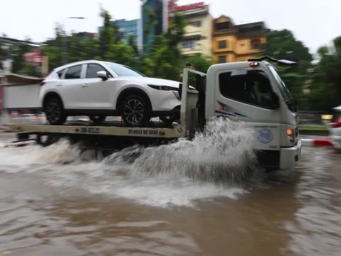 Cứu hộ xe ngập nước - bên bán gói ưu đãi, bên hỗ trợ kéo xe