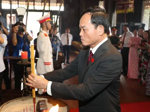 Đoàn đại biểu Đại hội Đảng bộ TP HCM dâng hương Đền thờ Đức Lễ Thành hầu Nguyễn Hữu Cảnh