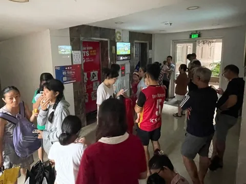 Cháy tầng 15 chung cư ở TP HCM lúc trời đang mưa
