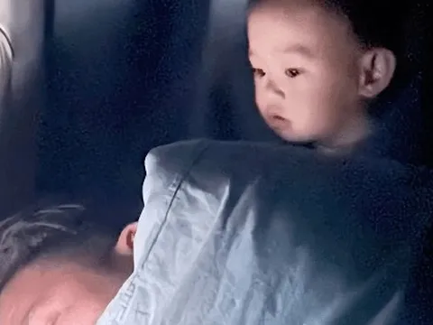 Trẻ ngủ rồi, bố mẹ nằm cạnh chơi điện thoại có ảnh hưởng không? Sự thật là...