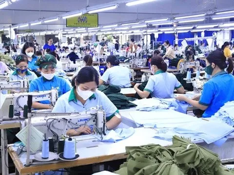 Gấp rút may hàng chục nghìn bộ quần áo gửi đến đồng bào vùng lũ