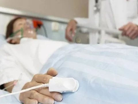 Người đàn ông 33 tuổi phải nhập viện cấp cứu sau khi ăn kẹo dẻo