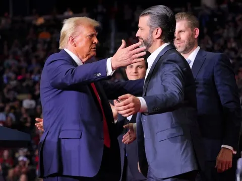 Rò rỉ số điện thoại của Thủ tướng Australia và Donald Trump Jr.
