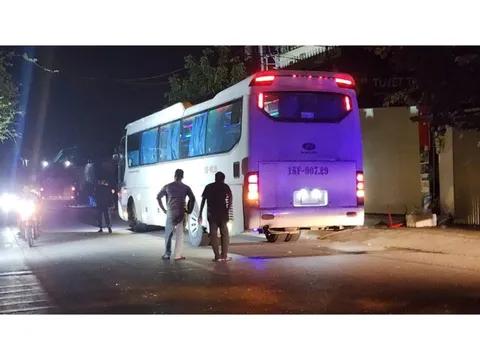 Hai ô tô 45 chỗ bị 2 thiếu niên bắn vỡ kính bằng súng ná cao su
