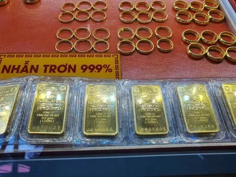 Cuối ngày 13-10, giá vàng miếng SJC và vàng nhẫn tiếp tục tăng mạnh