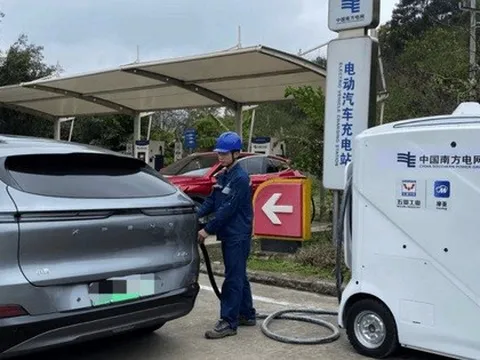 Tốc độ không tưởng của Trung Quốc: Một thứ len lỏi mọi ngóc ngách, soán ngôi các trạm xăng truyền thống