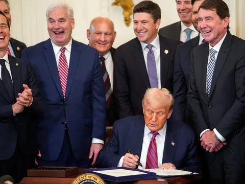 Tập đoàn gia đình ông Trump 'hốt' 1 tỷ USD nhờ tiền ảo