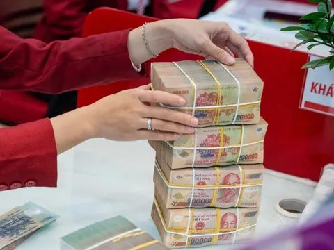 Gần 7,75 triệu tỷ đồng tiền nhàn rỗi của người dân chảy vào ngân hàng