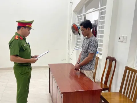 Ghen tuông, nam thanh niên tạt xăng truy sát tình địch