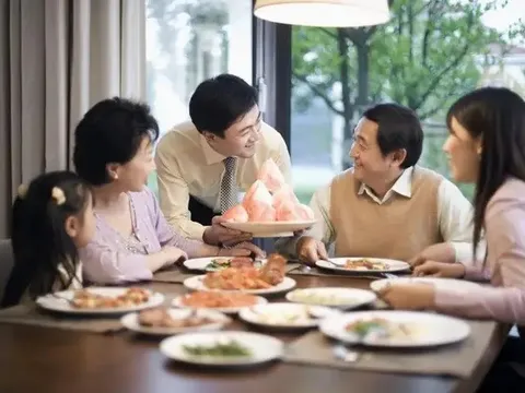 Họp gia đình được hỏi tiền tiết kiệm, tài khoản 3 tỷ nhưng tôi trả lời 300 triệu đồng: Lúc sau nghe 1 cuộc gọi cả đời không thể quên