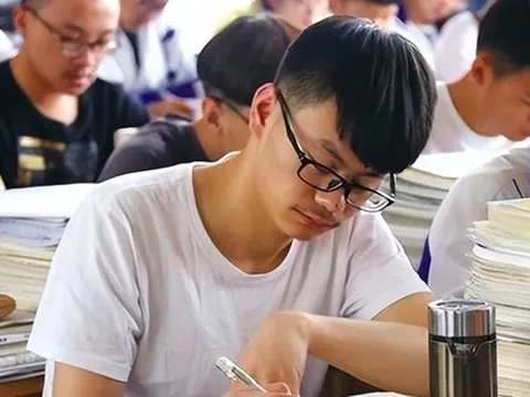 Nam sinh chỉ thiếu 2 điểm là đỗ đại học top 1 cả nước, mẹ yêu cầu phúc khảo, 11 chữ con ghi trên bài thi khiến bà điếng người