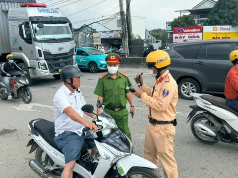 CSGT TP HCM kiểm tra nồng độ cồn, nhiều người say xỉn phân trần "uống rất ít"