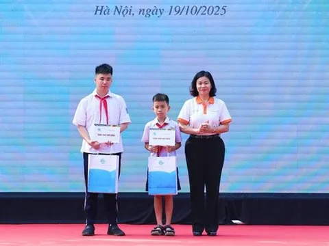 Báo Phụ nữ Việt Nam trao học bổng cho trẻ mồ côi, có hoàn cảnh đặc biệt tại Hà Nội