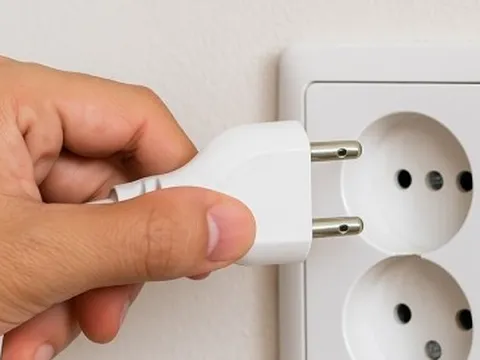 Lỗ tròn trên phích cắm điện để làm gì?