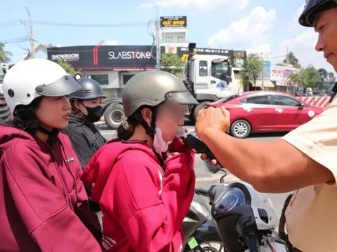 CSGT TPHCM bất ngờ kiểm tra nồng độ cồn giữa trưa, phát hiện nhiều ma men 