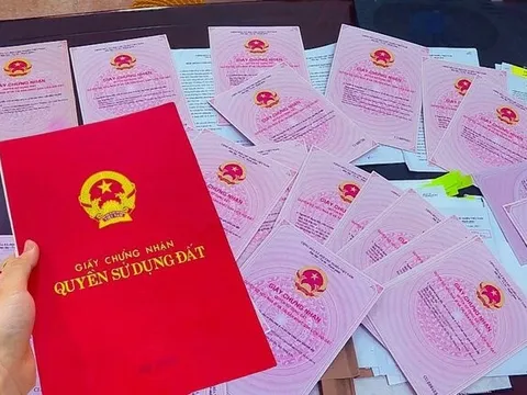 Yêu cầu dân phải photo sổ đỏ: Xã, phường đang 'đi lùi thời đại'?
