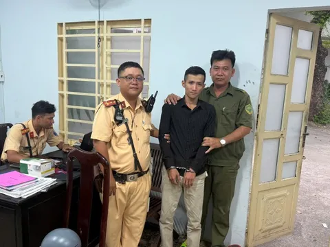 Vừa mua ma túy đá, nam thanh niên bị CSGT 'tóm" trên đường