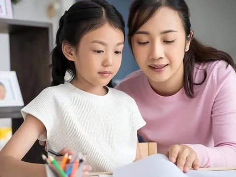 Nhà nghiên cứu Harvard tiết lộ: 4 LỜI KHEN nhưng khiến con gái thiếu tự tin