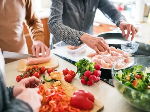4 thói quen bếp núc tưởng vô hại nhưng đang âm thầm “đầu độc” cả nhà mỗi ngày