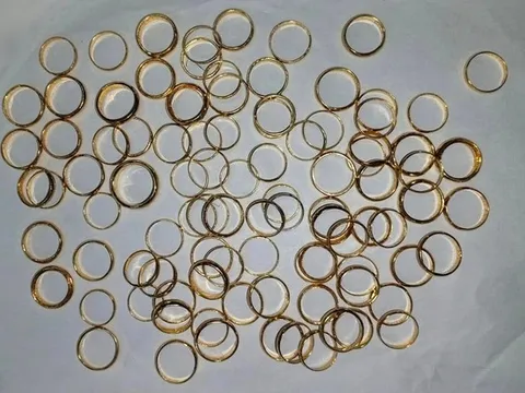 Đột kích 1 sườn đồi không người qua lại, thu giữ nhiều vàng nhẫn và tiền mặt rải rác: Cảnh sát dùng biện pháp nghiệp vụ để vào cuộc