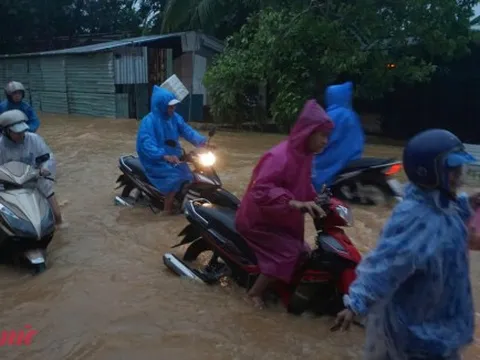 Bão số 12 tiếp tục đổi hướng, cảnh báo nhiều hình thái thời tiết nguy hiểm, mưa lớn ở Trung bộ