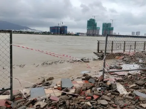Sóng đánh tan cửa sông Hàn, Đà Nẵng nâng cầu Nguyễn Văn Trỗi cho tàu du lịch vào sâu trú ẩn