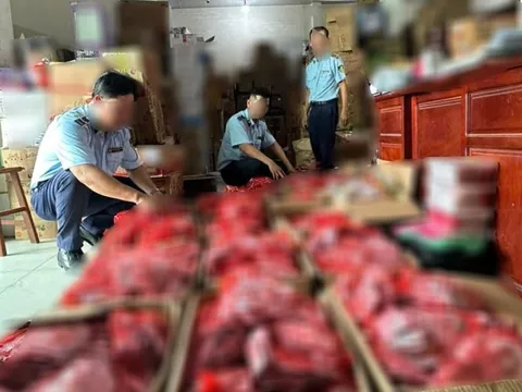 Phát hiện lượng lớn xúc xích nhập lậu tại cơ sở kinh doanh ở Cà Mau