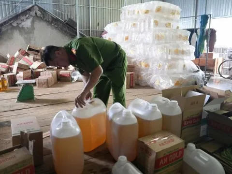 Nữ giám đốc bị bắt vì sản xuất hơn 2,7 triệu lít dầu ăn giả