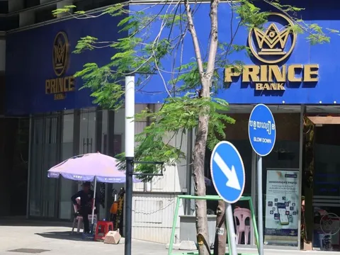 Người dân Campuchia đổ xô rút tiền khỏi ngân hàng của tỷ phú Trần Chí
