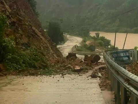 Chủ tịch Quảng Ngãi lưu ý nhiều khu dân cư nguy cơ sạt lở do ảnh hưởng bão số 12