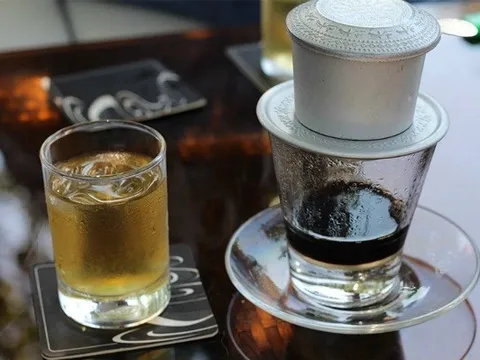 Tin vui cho người uống vài cốc cà phê, trà mỗi ngày