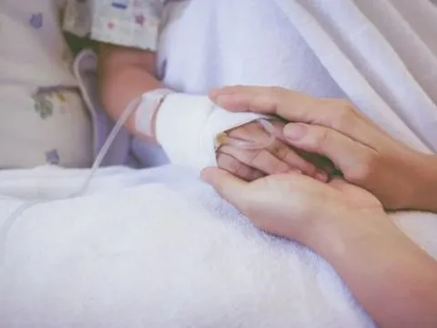 Bé trai 10 tuổi tử vong sau khi ăn quà vặt bạn cùng lớp cho