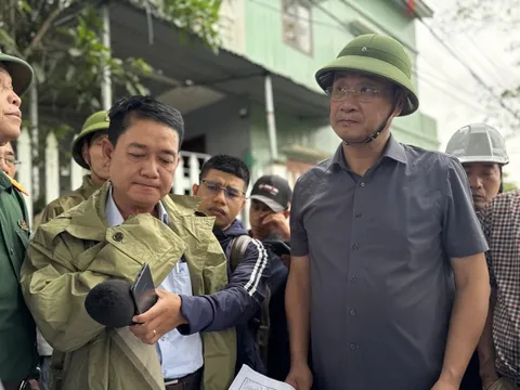 Bí thư Thành ủy Đà Nẵng Lê Ngọc Quang thị sát "rốn lũ" Mẹ Suốt