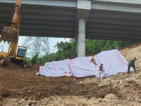 Sạt lở dự án thi công cao tốc Bắc - Nam, đất đá tràn xuống nhà dân