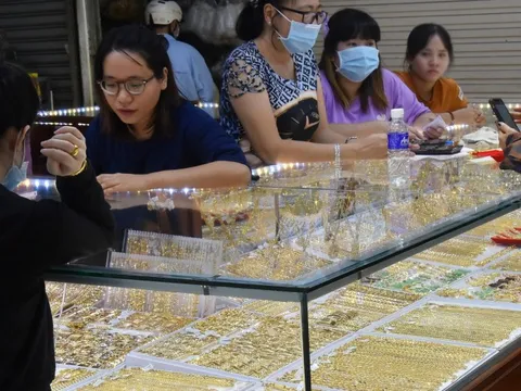 Giá vàng hôm nay 22-10: Vàng trong nước giảm sốc