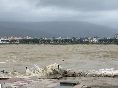 Hiện tượng lạ nước sông Hàn ở Đà Nẵng chảy ngược trước bão số 12: Vì sao?