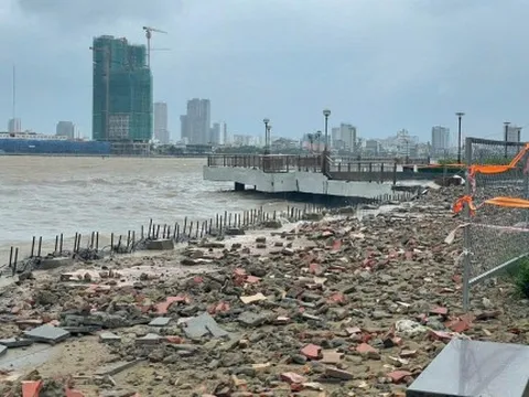 Cận cảnh cửa sông Hàn, bờ biển Đà Nẵng bị sóng biển đánh tan nát 