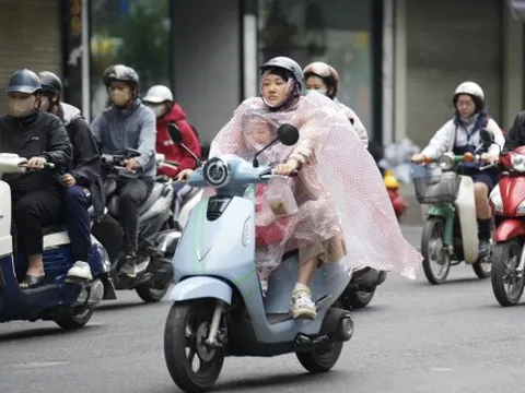 Nhiệt độ Hà Nội giảm sâu, người dân vất vả đi làm trong mưa rét