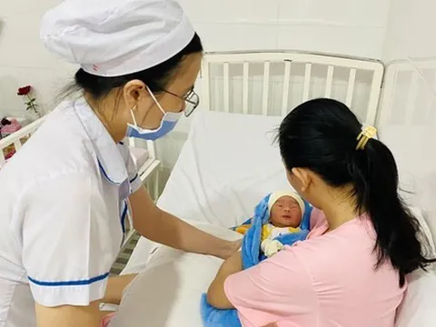 "Bộ giải pháp" trong Dự thảo Luật Dân số có đủ sức cải thiện mức sinh thấp kỷ lục?