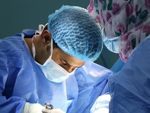 Bác sĩ bỏ quên băng gạc trong bụng, người phụ nữ tử vong sau sinh con
