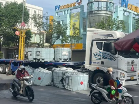 Quảng Ngãi: Nhiều thùng hóa chất trên xe đầu kéo đổ tràn ra đường, nghi là axit băng