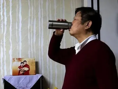 Thức dậy giữa đêm uống nước, người đàn ông 59 tuổi tử vong sau 5 ngày: Bác sĩ cảnh báo 4 thói quen tưởng vô hại nhưng cực nguy hiểm