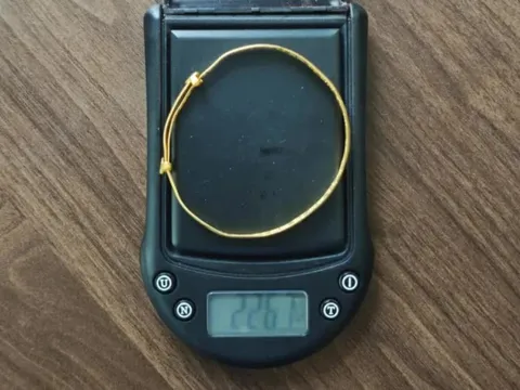 Rửa vòng vàng cho sạch, cân lên "bỗng" nhẹ đi 5,33g: Lộ tẩy chiêu thức tinh vi cướp vàng trắng trợn ngay trước mặt nạn nhân