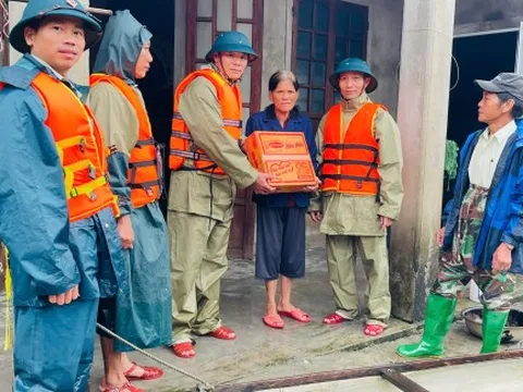 Cán bộ phường Hóa Châu vượt lũ, đưa hàng cứu trợ đến người dân đã 4 ngày ngập lụt  