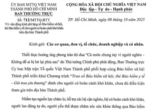 “Chung tay trao tặng - gửi trao bình an” bằng thẻ bảo hiểm y tế, sổ bảo hiểm xã hội cho người khó khăn