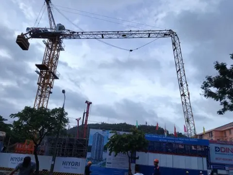 Đà Nẵng: Cẩu tháp đang xây chung cư 25 tầng bất ngờ gãy ngang