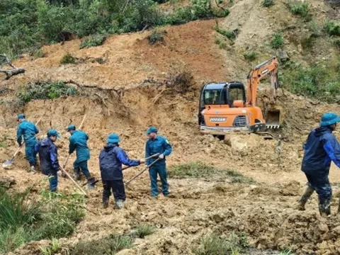 Đà Nẵng: Khắc phục sạt lở đường lên cửa khẩu phụ Tây Giang - Kà Lừm